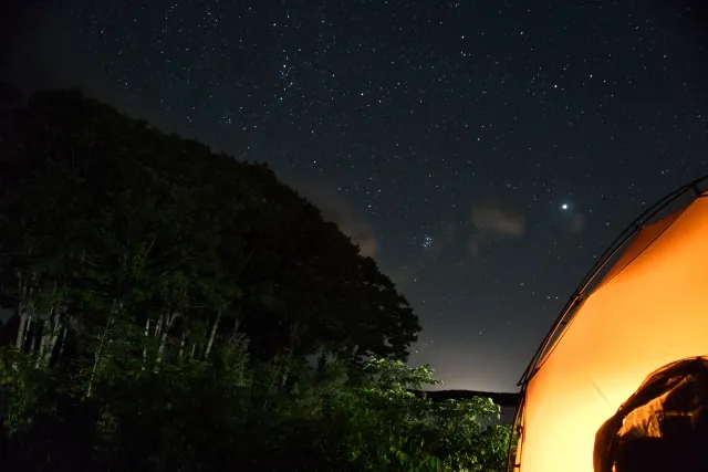 キャンプ　星空観察　夜空　天体観測