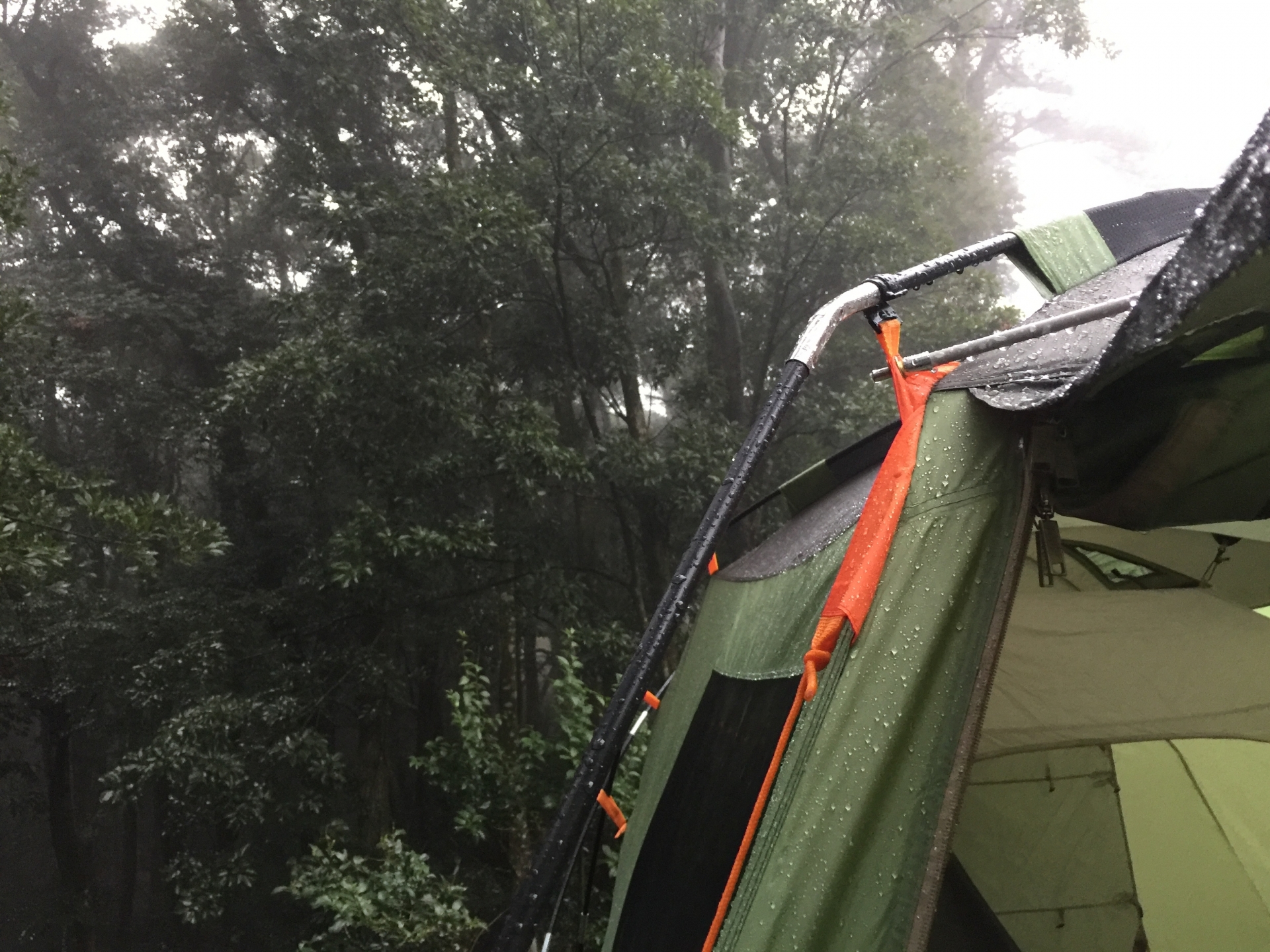 キャンプ　テント　雨　撤収　濡