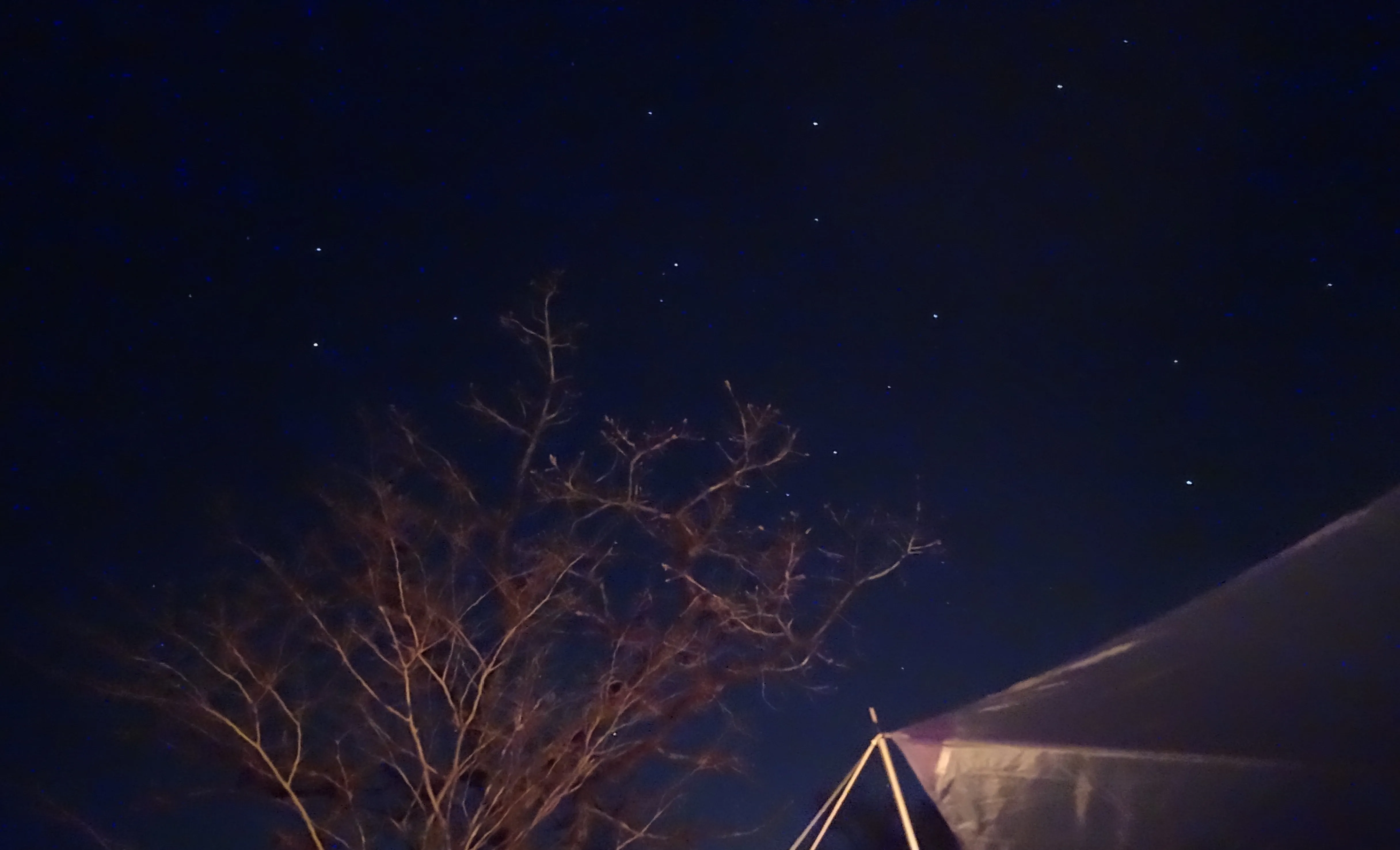 キャンプ　夜　睡眠　星空　夜空